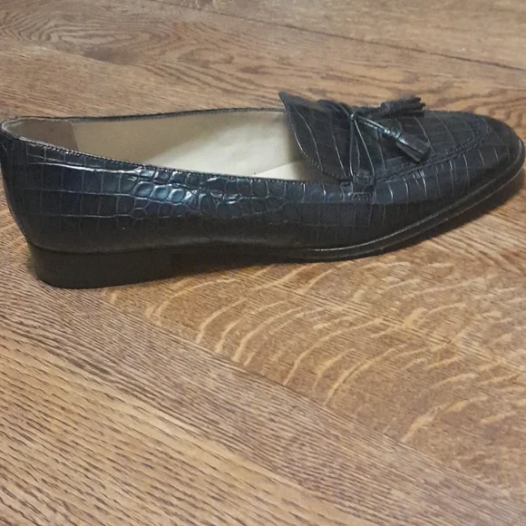 8.5 TALBOTS LEATHER TASSEL LOAFERS - Picture 4 of 10